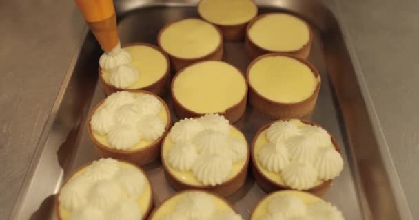 Διακόσμηση Ταρτών Κρέμα Χρησιμοποιώντας Μια Γαστριμαργική Σύριγγα Επαγγελματική Κουζίνα Ζαχαροπλαστικής — Αρχείο Βίντεο