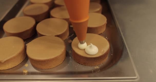 Decorar Tartaletas Con Crema Usando Una Jeringa Culinaria Cocina Confitería — Vídeo de stock