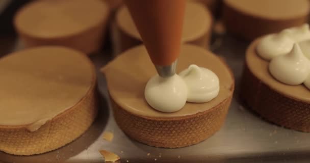 Dekorowanie Tartletów Kremem Pomocą Kulinarnej Strzykawki Profesjonalna Kuchnia Cukiernicza Masowa — Wideo stockowe
