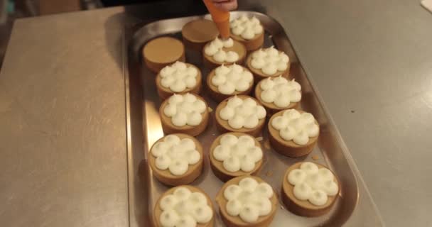 Aşçılık Şırıngası Kullanarak Tartlara Krema Süslemek Profesyonel Şekerleme Mutfağı Profesyonel — Stok video