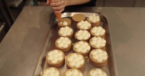Aşçılık Şırıngası Kullanarak Tartlara Krema Süslemek Profesyonel Şekerleme Mutfağı Profesyonel — Stok video