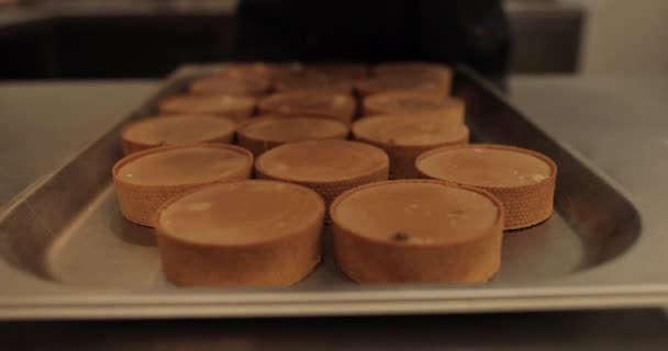 Διακόσμηση Ταρτών Κρέμα Χρησιμοποιώντας Μια Γαστριμαργική Σύριγγα Επαγγελματική Κουζίνα Ζαχαροπλαστικής — Αρχείο Βίντεο