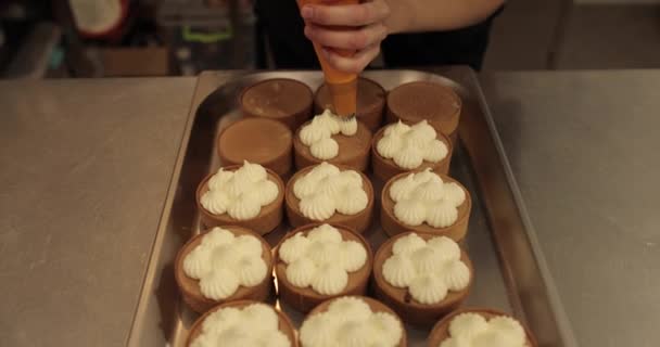 用一个烹饪注射器用奶油装饰防水布 专业的糖果厨房 由专业糖果店大规模装饰蛋糕店 — 图库视频影像