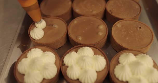 Decorar Tartaletas Con Crema Usando Una Jeringa Culinaria Cocina Confitería — Vídeos de Stock