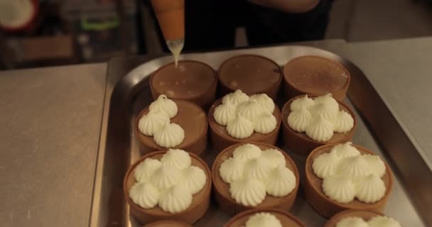 Decorarea Tartelor Cremă Folosind Seringă Culinară Bucătărie Cofetărie Profesională Decorarea — Videoclip de stoc