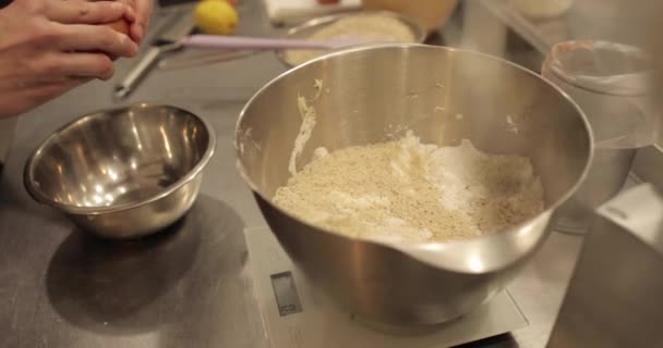 Zbliżenie Żeńskich Rąk Rozbijających Jajko Dodających Miski Robienia Ciasta Profesjonalnej — Wideo stockowe