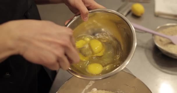 Профессиональная Кондитерская Женщина Смешивает Яйца Добавляет Большую Миску Приготовления Теста — стоковое видео