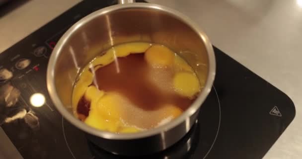 Сырые Куриные Яйца Разбиваются Металлическую Миску Столе Профессиональной Кондитерской Кухни — стоковое видео