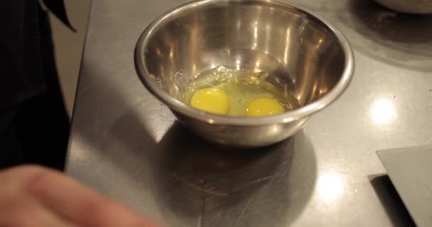 Ovos Galinha Crus São Quebrados Uma Tigela Metal Mesa Uma — Vídeo de Stock