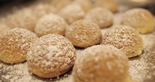 설탕으로 뿌려진 준비된 케이크는 페이스트리 가게에서 트레이에도 있습니다 — 비디오