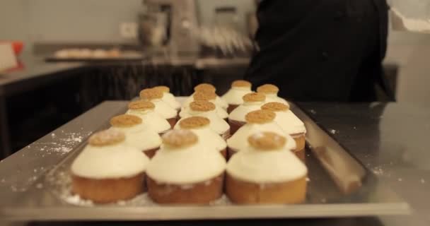 Pasteles Preparados Espolvoreados Con Azúcar Polvo Apilan Filas Pares Una — Vídeos de Stock