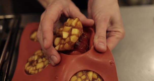 Kuchen Mit Äpfeln Werden Mit Sirup Gefüllt Frauenhände Nehmen Die — Stockvideo
