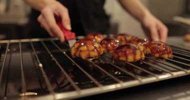 Profesyonel bir mutfakta elmalı ve jöleli turtalar için elma dolguları pişiriyorum..