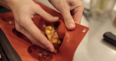 Elmalı kekler şurupla doludur, kadınların elleri silikon pişirme kağıdından bitmiş ürünleri çıkarır. Profesyonel yemek pişirme..