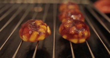 Profesyonel bir mutfakta elmalı ve jöleli turtalar için elma dolguları pişiriyorum..