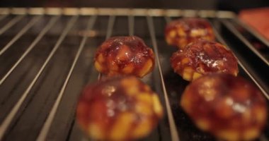 Profesyonel bir mutfakta elmalı ve jöleli turtalar için elma dolguları pişiriyorum..