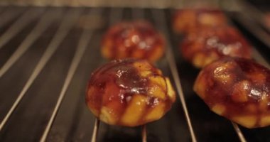 Profesyonel bir mutfakta elmalı ve jöleli turtalar için elma dolguları pişiriyorum..