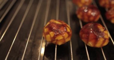 Profesyonel bir mutfakta elmalı ve jöleli turtalar için elma dolguları pişiriyorum..