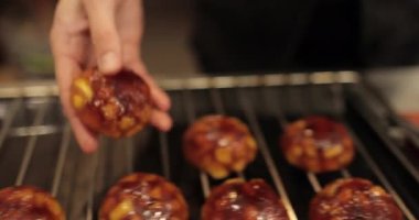 Profesyonel bir mutfakta elmalı ve jöleli turtalar için elma dolguları pişiriyorum..