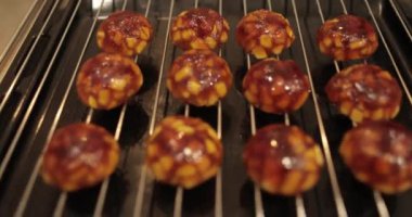 Profesyonel bir mutfakta elmalı ve jöleli turtalar için elma dolguları pişiriyorum..