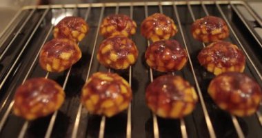 Profesyonel bir mutfakta elmalı ve jöleli turtalar için elma dolguları pişiriyorum..