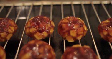 Profesyonel bir mutfakta elmalı ve jöleli turtalar için elma dolguları pişiriyorum..