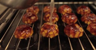 Profesyonel bir mutfakta elmalı ve jöleli turtalar için elma dolguları pişiriyorum..