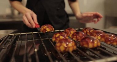 Profesyonel bir mutfakta elmalı ve jöleli turtalar için elma dolguları pişiriyorum..