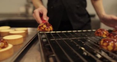 Profesyonel bir mutfakta elmalı ve jöleli turtalar için elma dolguları pişiriyorum..