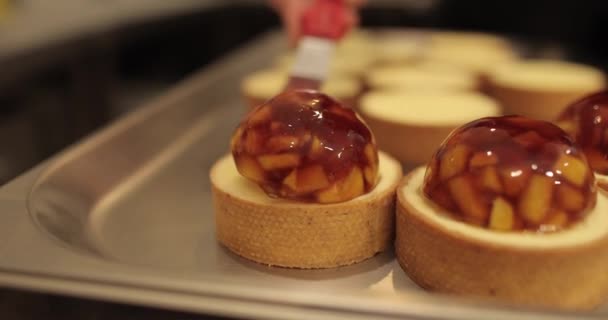 专业糖果店桌上的焦糖是用苹果果冻装饰的 — 图库视频影像