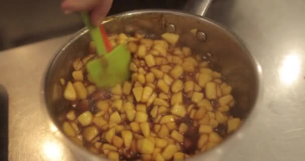 Vorbereitung Von Äpfeln Für Die Füllung Süßwaren Gewürfelte Äpfel Einem — Stockvideo