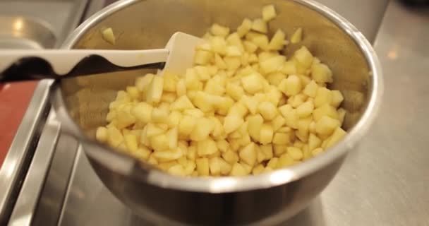 菓子に充填するためのリンゴの準備 ソースパンにリンゴを混ぜ 加熱中にかき混ぜる タルトのための充填 — ストック動画