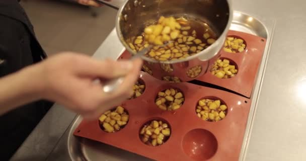 Przygotowanie Deserów Jabłkowych Silikonowej Tacy Pieczenia Wypełnianie Tacki Silikonowej Jabłkami — Wideo stockowe