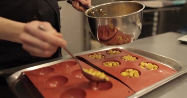 Προετοιμασία Των Γλυκών Μήλου Ταψί Σιλικόνης Γεμίζοντας Ένα Δίσκο Σιλικόνης — Αρχείο Βίντεο