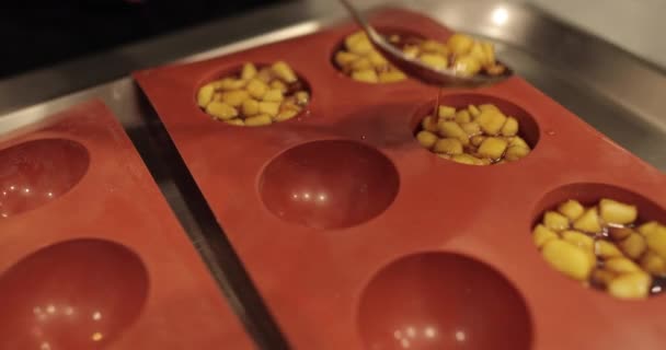 用硅胶烤盘准备苹果甜点 在专业糖果商的工作中 用切碎的苹果填充硅胶盘 — 图库视频影像