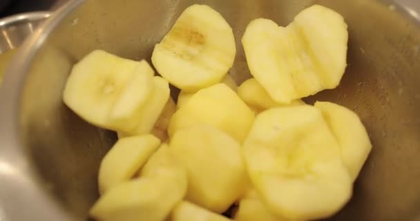 Jabłka Obrane Ułożone Metalowej Misce Profesjonalnej Kuchni Procesie Przygotowywania Jabłkowych — Wideo stockowe