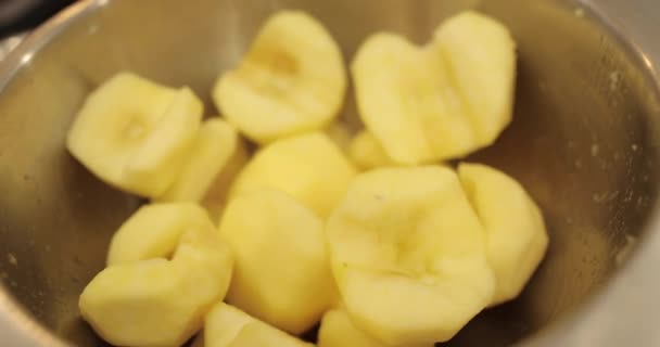 Profesyonel Bir Mutfakta Elma Tatlısı Hazırlama Sürecinde Soyulmuş Elmalar Metal — Stok video
