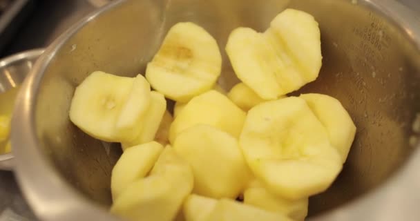 Αποφλοιωμένα Μήλα Στοιβάζονται Ένα Μεταλλικό Μπολ Μια Επαγγελματική Κουζίνα Κατά — Αρχείο Βίντεο