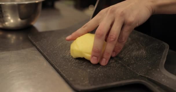 在一家专业的糕点店 女性将苹果切割成方块制作苹果甜点的特写镜头 — 图库视频影像