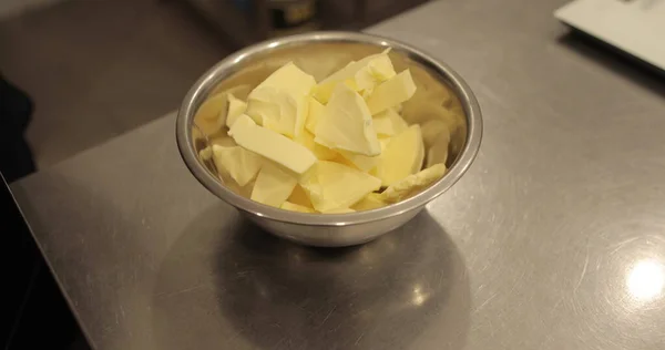 Кусочки Масла Вырезанные Металлической Миске Приготовление Ингредиентов Приготовления Десертов — стоковое фото