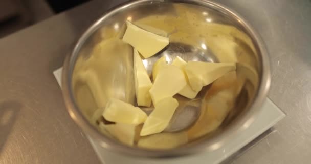 金属ボウルにカットされたバターの部分 デザートを作るための成分の準備 — ストック動画