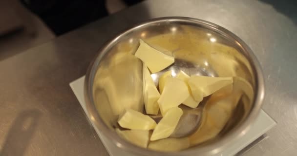 Pedaços Manteiga Cortados Uma Tigela Metal Preparação Ingredientes Para Fazer — Vídeo de Stock
