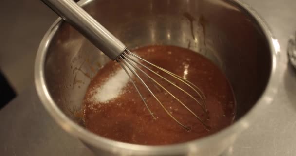 Whipping Choklad Mousse Glasyr Med Nedsänkt Hand Mixer Närbild Mixer — Stockvideo