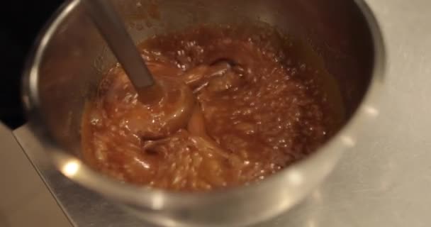 Azotando Mousse Chocolate Glaseado Con Una Batidora Mano Inmersión Primer — Vídeo de stock