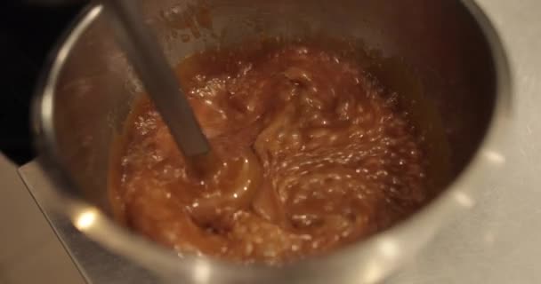 Whipping Chocolate Mousse Glasir Dengan Blender Tangan Terbenam Close Dari — Stok Video