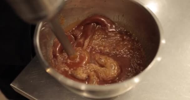 Azotando Mousse Chocolate Glaseado Con Una Batidora Mano Inmersión Primer — Vídeos de Stock