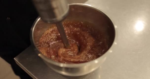 Frullare Mousse Cioccolato Glassa Con Frullatore Mano Immersione Primo Piano — Video Stock