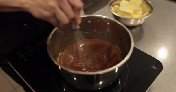 초콜릿 무스에 버터를 추가하고 혼합하여 디저트를 만듭니다 초콜릿 베이킹 — 비디오