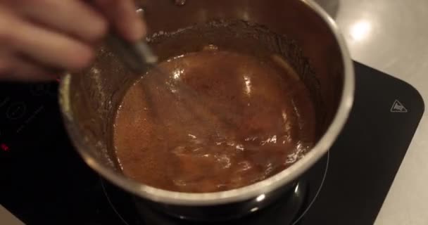 Додавання Перемішування Масла Шоколадний Мус Приготування Десерту Шоколадна Підготовка Професійна — стокове відео