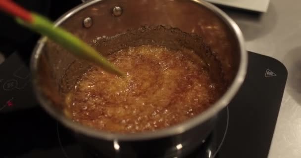 デザートの準備でストーブに加熱中にシリコーンスパチョコレートムースを攪拌 — ストック動画